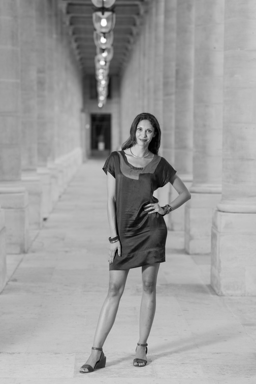 Audrey - Palais Royal main archway - B&W (4264 visites) Portrait | Paris |Black & White