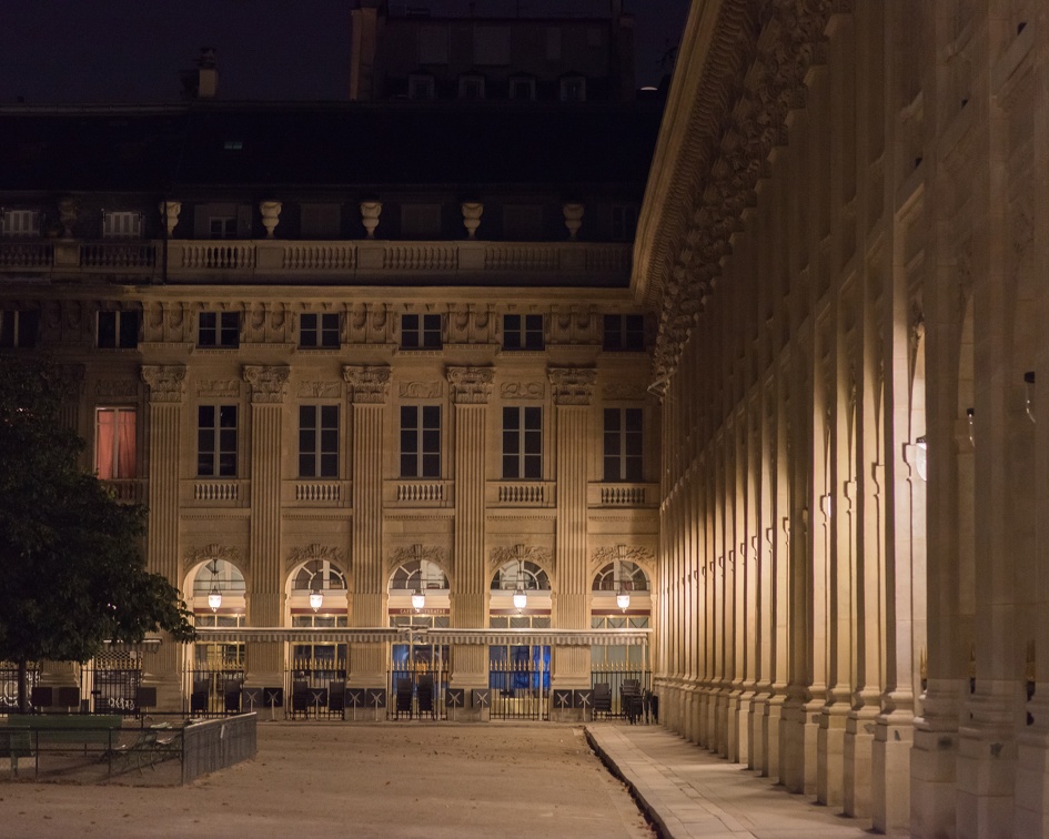 Palais Royal : north a west archway (4446 visites) Paris by night