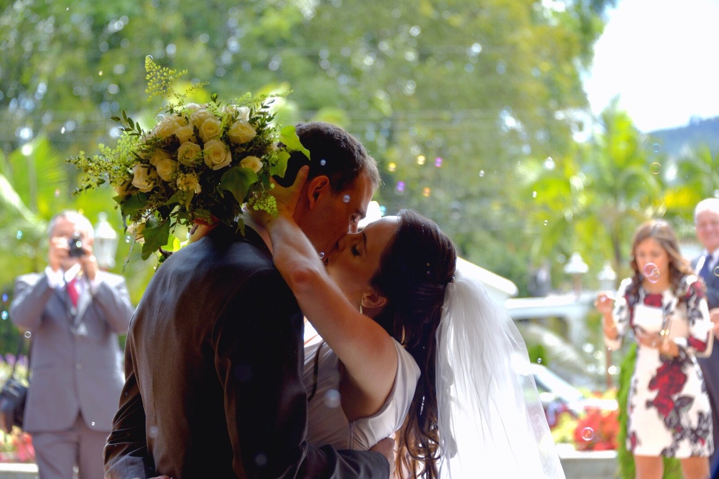 The kiss (3360 visites) Wedding pictures | The kiss