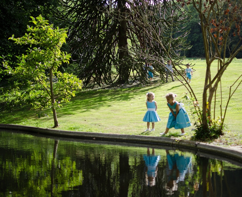 Reflects (6914 visites) Wedding pictures | Children playing with their reflect