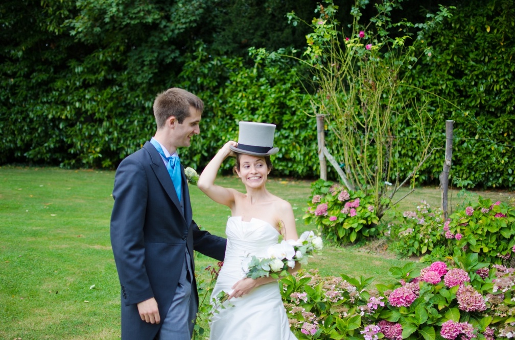 Playing with the groom's hat (5102 visites) Wedding pictures | The bride playing with the groom's hat