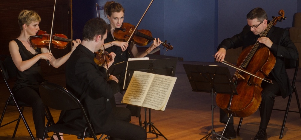 DSC 8656-Modifier (4724 visites) Quatuor Goldoni |
Frédéric Moreau, violon |
Marion Delorme, violon |
Vanessa Menneret, alto |
...