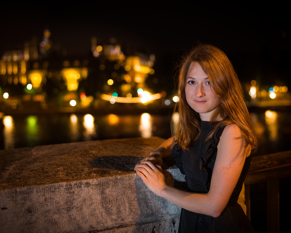 Ania - Along the Seine in front of Hôtel de Ville (2529 visits) Portrait | Paris by night