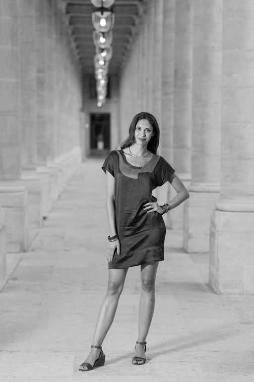 Audrey - Palais Royal main archway - B&W (4288 visites) Portrait | Paris |Black & White