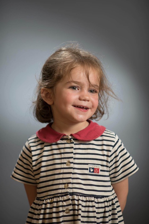 Little girl smiling (4029 visites) Studio portrait