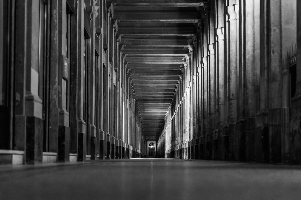 Palais Royal : east corridor (4216 visites) Paris by night | B&W