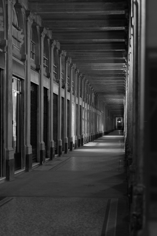 Palais Royal : east corridor (2432 visits) PAris by night | B&W